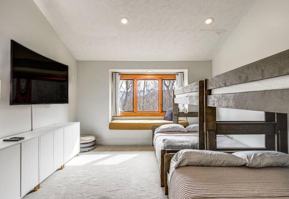 Lux Retro Getaway W/ Ober & Smoky Mtn Views! Villa Gatlinburg Eksteriør bilde