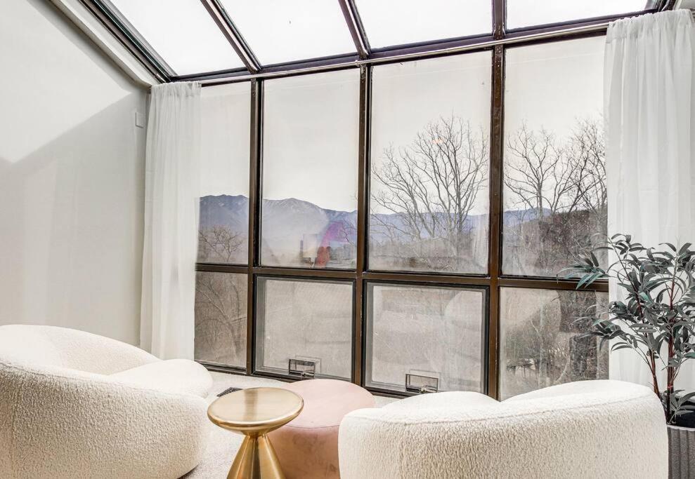 Lux Retro Getaway W/ Ober & Smoky Mtn Views! Villa Gatlinburg Eksteriør bilde