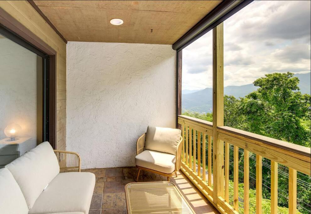 Lux Retro Getaway W/ Ober & Smoky Mtn Views! Villa Gatlinburg Eksteriør bilde