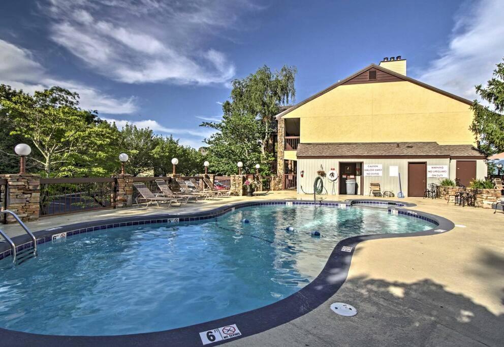 Lux Retro Getaway W/ Ober & Smoky Mtn Views! Villa Gatlinburg Eksteriør bilde