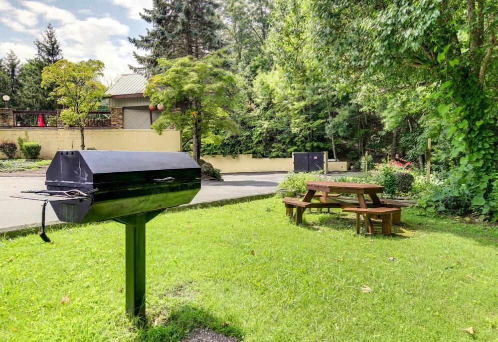 Lux Retro Getaway W/ Ober & Smoky Mtn Views! Villa Gatlinburg Eksteriør bilde