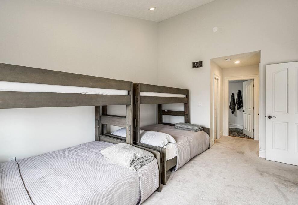 Lux Retro Getaway W/ Ober & Smoky Mtn Views! Villa Gatlinburg Eksteriør bilde