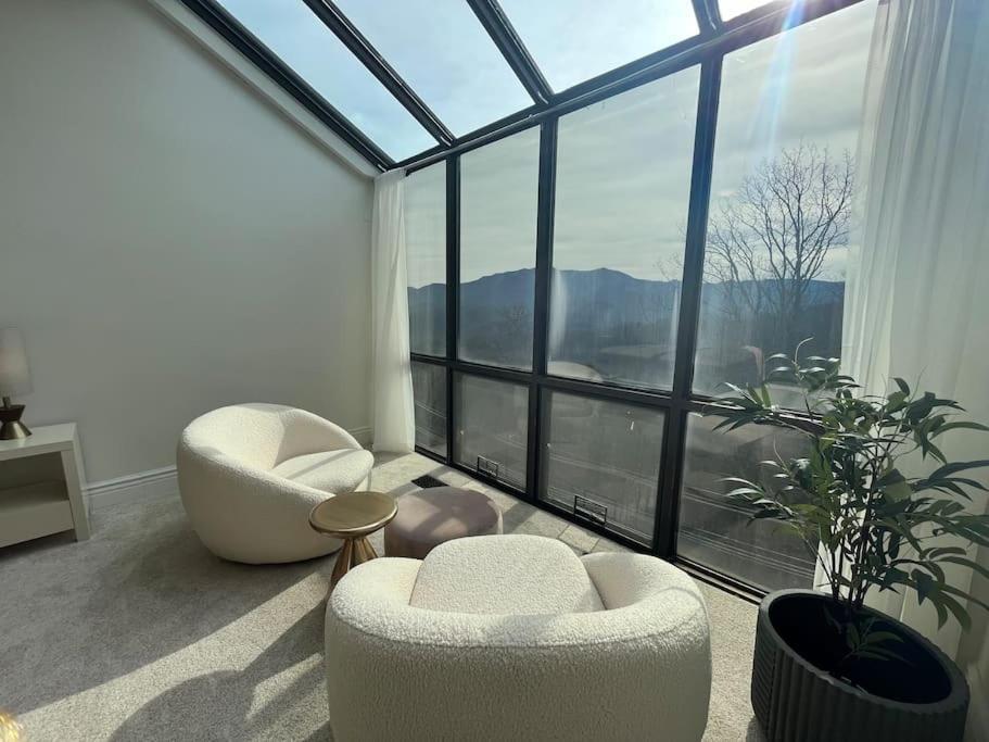Lux Retro Getaway W/ Ober & Smoky Mtn Views! Villa Gatlinburg Eksteriør bilde