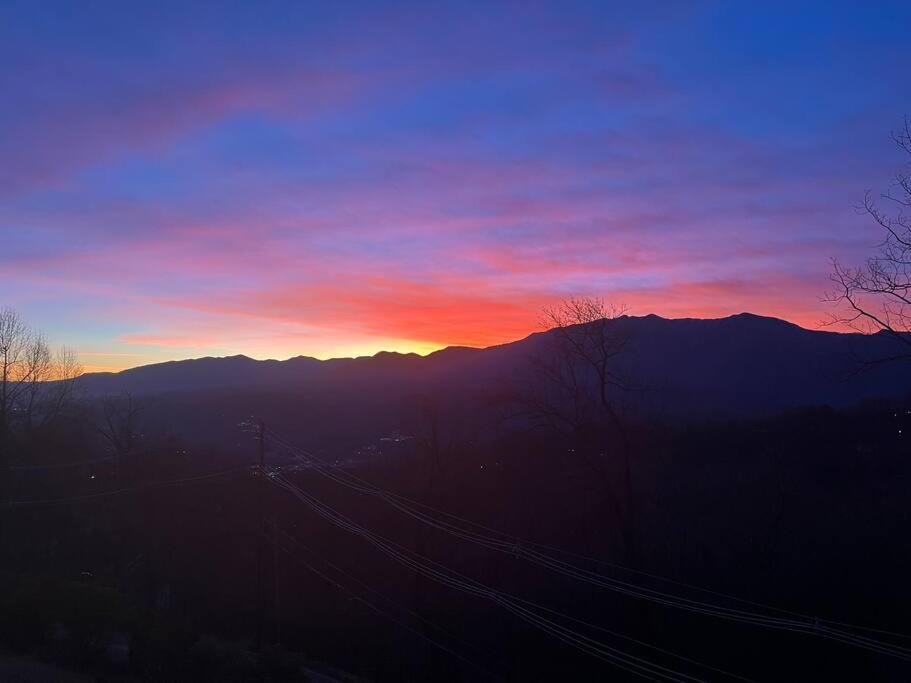 Lux Retro Getaway W/ Ober & Smoky Mtn Views! Villa Gatlinburg Eksteriør bilde