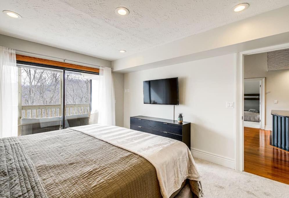 Lux Retro Getaway W/ Ober & Smoky Mtn Views! Villa Gatlinburg Eksteriør bilde