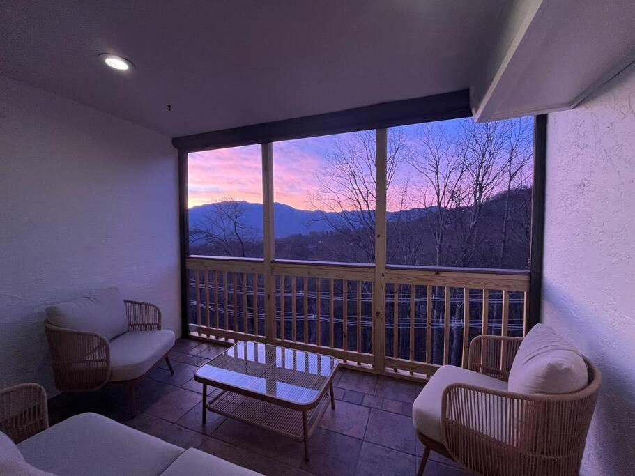 Lux Retro Getaway W/ Ober & Smoky Mtn Views! Villa Gatlinburg Eksteriør bilde