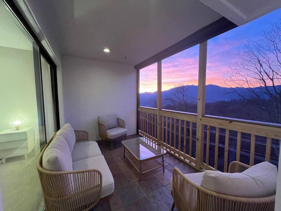 Lux Retro Getaway W/ Ober & Smoky Mtn Views! Villa Gatlinburg Eksteriør bilde