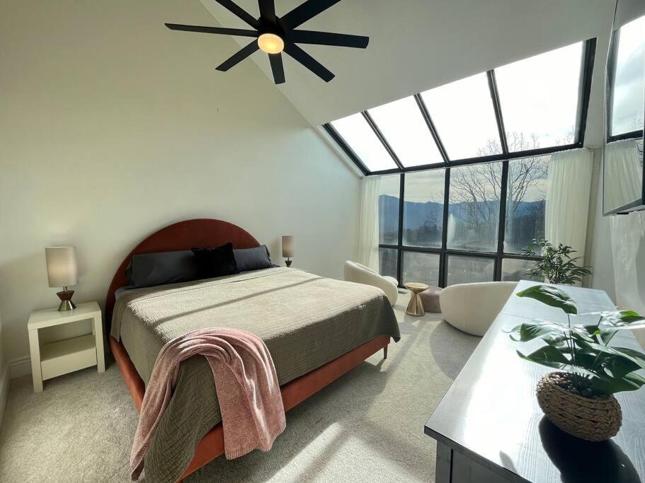 Lux Retro Getaway W/ Ober & Smoky Mtn Views! Villa Gatlinburg Eksteriør bilde
