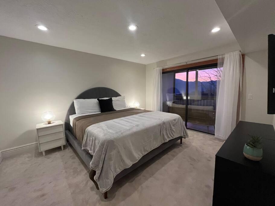 Lux Retro Getaway W/ Ober & Smoky Mtn Views! Villa Gatlinburg Eksteriør bilde