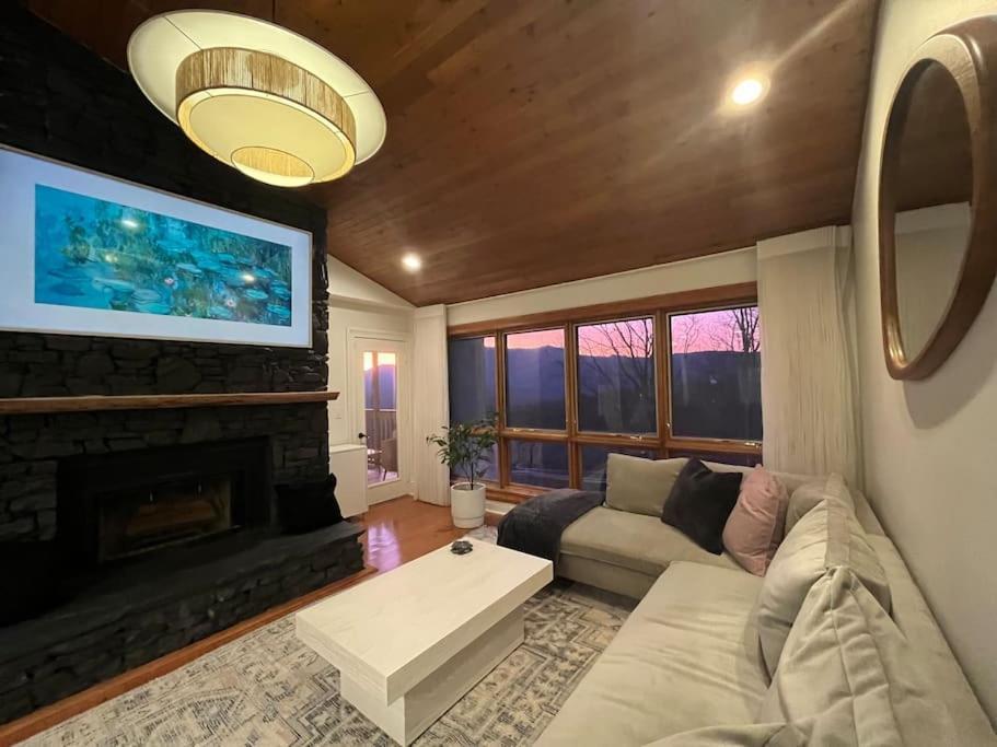 Lux Retro Getaway W/ Ober & Smoky Mtn Views! Villa Gatlinburg Eksteriør bilde