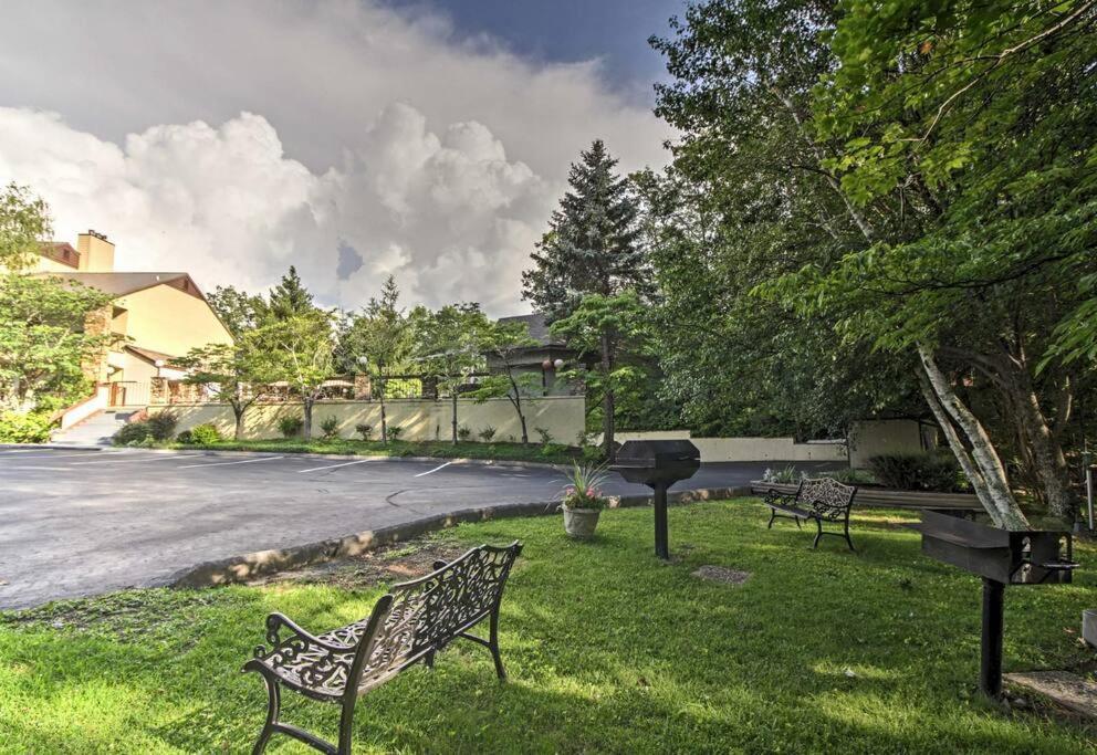 Lux Retro Getaway W/ Ober & Smoky Mtn Views! Villa Gatlinburg Eksteriør bilde