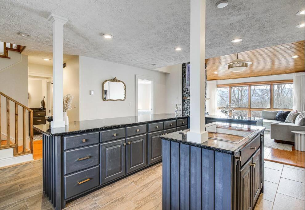 Lux Retro Getaway W/ Ober & Smoky Mtn Views! Villa Gatlinburg Eksteriør bilde