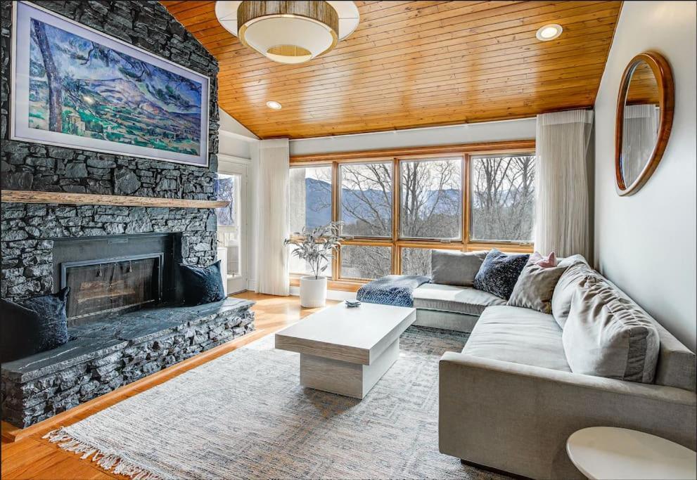Lux Retro Getaway W/ Ober & Smoky Mtn Views! Villa Gatlinburg Eksteriør bilde