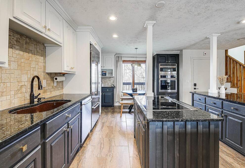 Lux Retro Getaway W/ Ober & Smoky Mtn Views! Villa Gatlinburg Eksteriør bilde