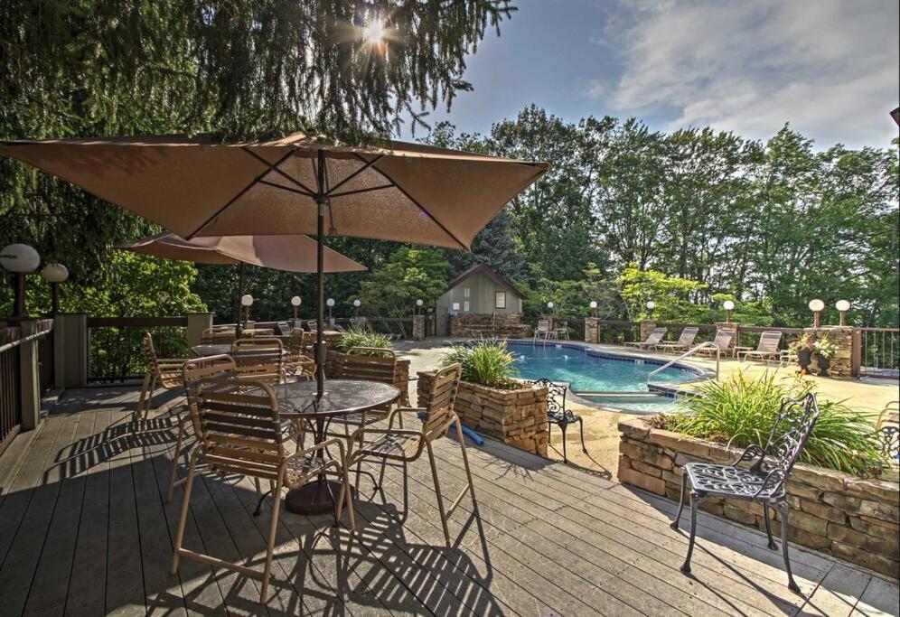Lux Retro Getaway W/ Ober & Smoky Mtn Views! Villa Gatlinburg Eksteriør bilde