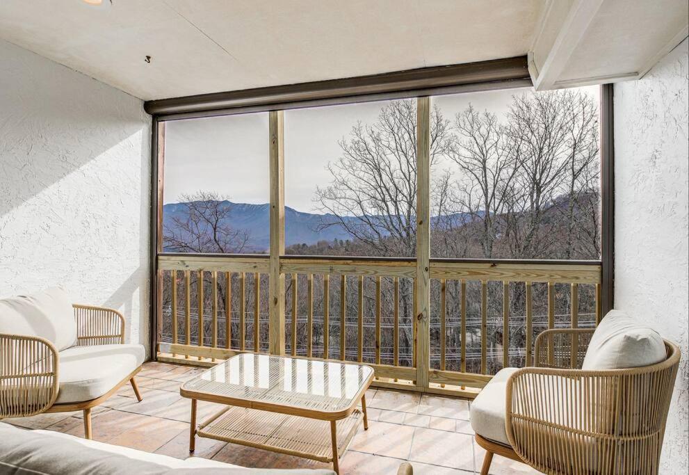 Lux Retro Getaway W/ Ober & Smoky Mtn Views! Villa Gatlinburg Eksteriør bilde
